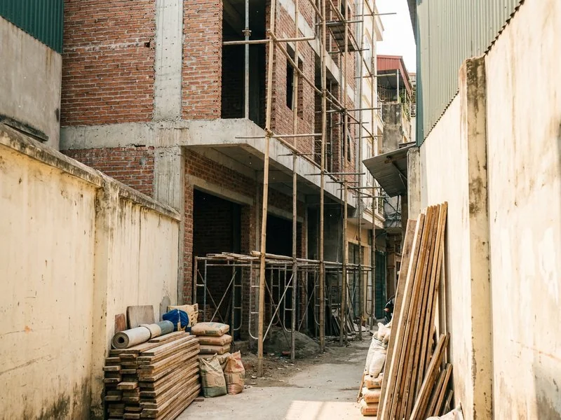 Công trình nhà ống đang xây phần thô trong ngõ nhỏ Hà Nội