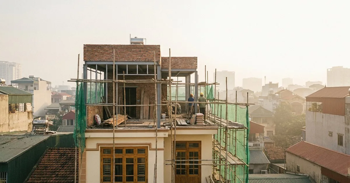 Nhà phố Hà Nội đang nâng thêm tầng với khung thép và giàn giáo trên mái