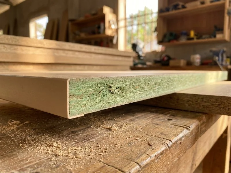 Mặt cắt ván MDF lõi xanh chống ẩm với cạnh dán máy kín