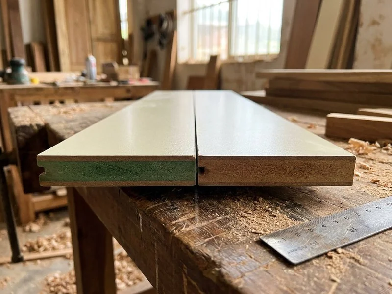 Mặt cắt ván MDF lõi xanh chống ẩm đặt cạnh ván thường để so sánh