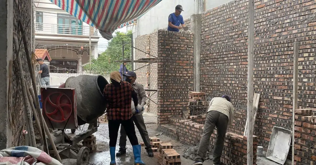 Thợ xây tường bao phần thô tại công trình nhà phố Chung Kỳ, Hoài Đức