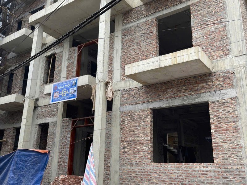 Biển thông tin công trình treo trên mặt tiền biệt thự đang thi công tại Dương Liễu, Hoài Đức