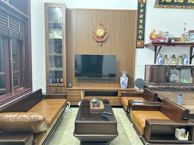 Phòng khách với kệ TV, tủ rượu do xưởng Nhà Mộc lắp đặt