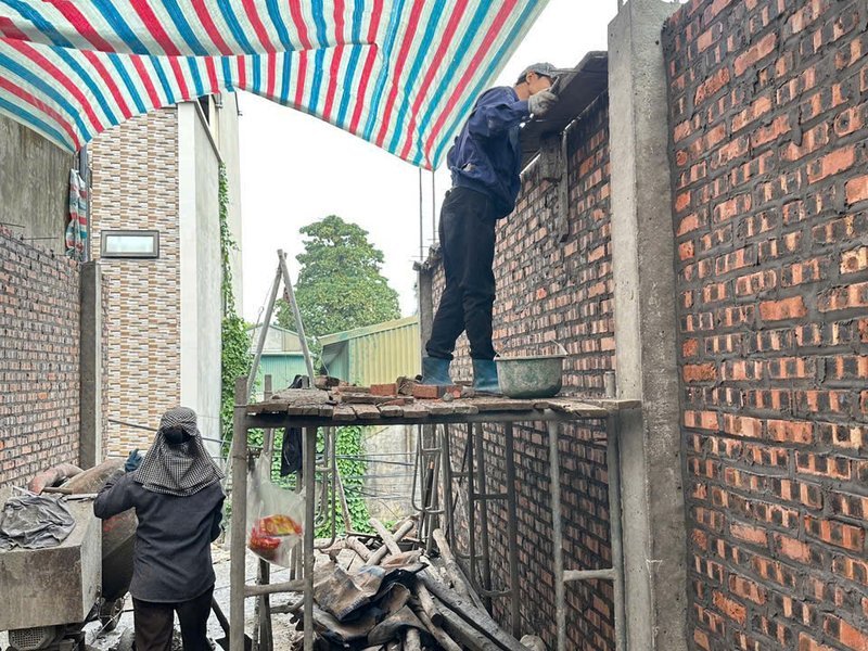 Che chắn bạt sát nhà liền kề khi thi công trong ngõ tại Sơn Đồng, Hoài Đức — công trình Nhà Mộc