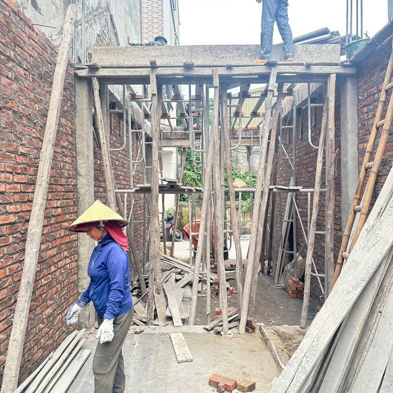 Cột và cốp pha gỗ giai đoạn thô tại công trình nhà phố Sơn Đồng, Hoài Đức — Nhà Mộc thi công