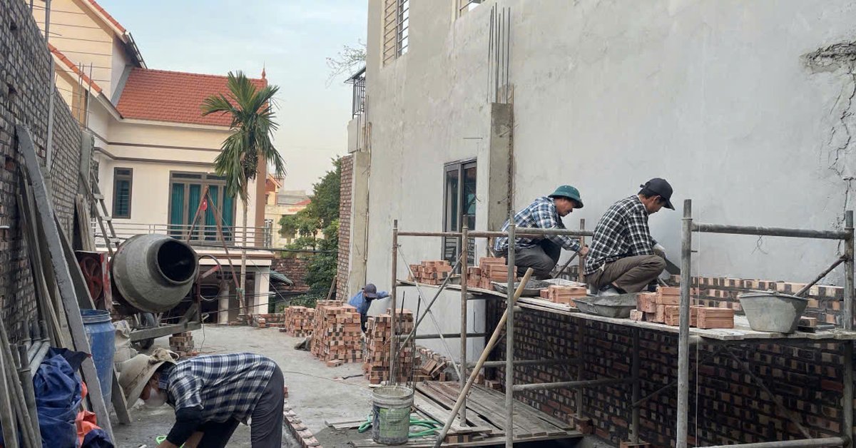 Thợ xây tường tầng trên sàn bê tông đã đổ tại công trình nhà phố Chung Kỳ, Hoài Đức — phần thô do Nhà Mộc thi công