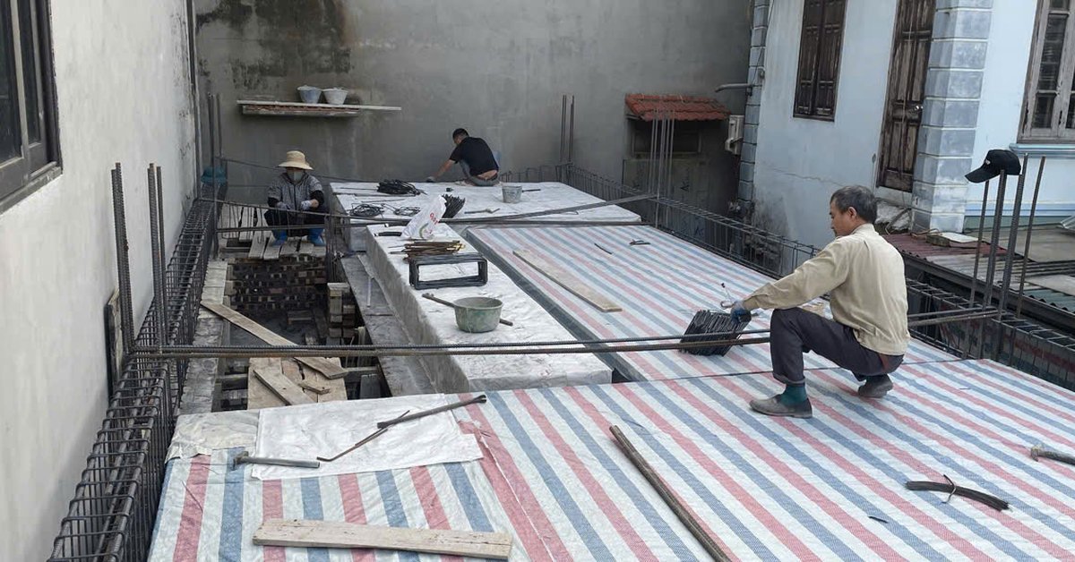 Thợ Nhà Mộc hoàn thiện lưới thép sàn trước khi đổ bê tông tại công trình Chung Kỳ, Hoài Đức — mốc giám sát cốt thép