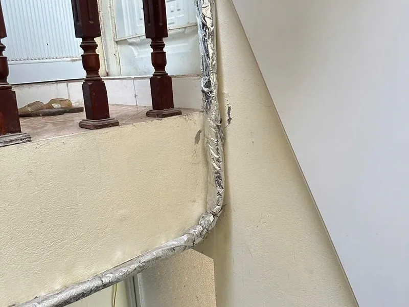 Chiếu nghỉ cầu thang nhà ống cũ dán băng keo nhôm khi khảo sát