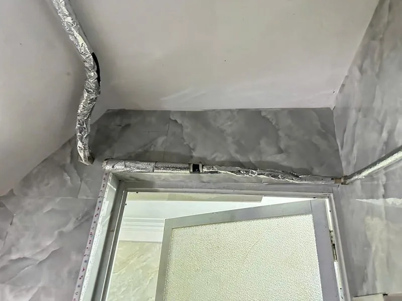 Mép trần dán băng keo nhôm che vết thấm khi khảo sát nhà ống