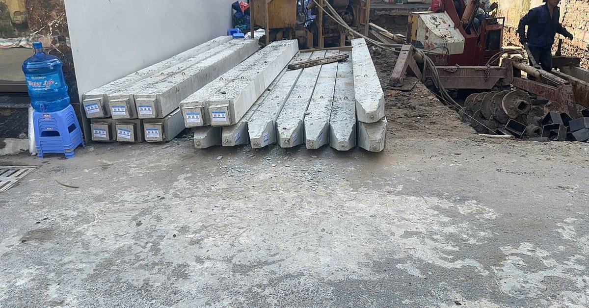 Cọc bê tông tập kết trước khi ép tại công trình nhà phố Sơn Đồng, Hoài Đức — vật tư kiểm đếm trước khi thi công móng