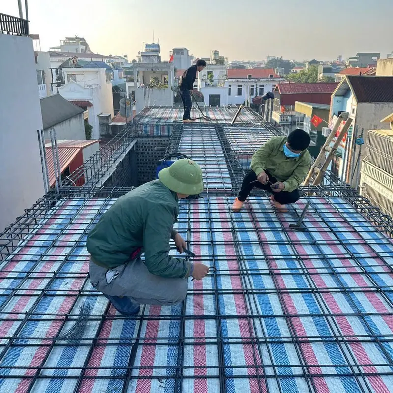 Thợ buộc thép sàn trước khi đổ bê tông tại công trình Sơn Đồng