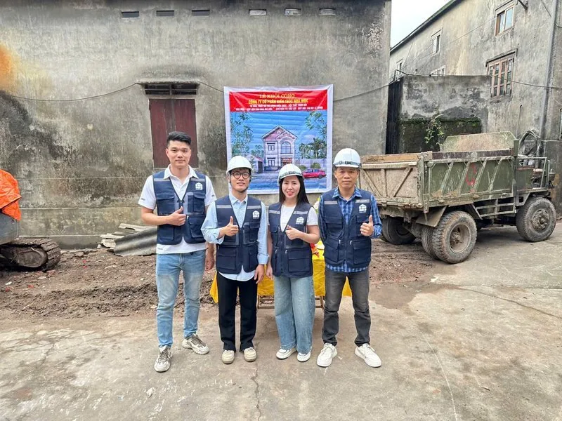 Đội kỹ thuật Nhà Mộc tại lễ khởi công nhà 2 tầng ở Cát Quế