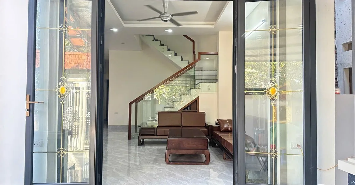 Tầng 1 nhà 2 tầng tại Cát Quế, Hoài Đức có cầu thang kính