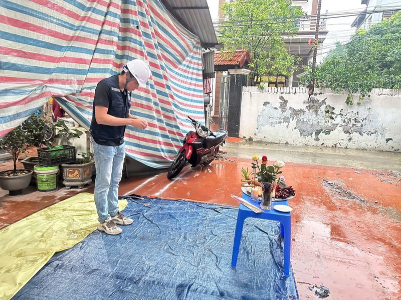 Kỹ thuật Nhà Mộc kiểm tra thông tin tại mặt bằng công trình Chung Kỳ, Hoài Đức
