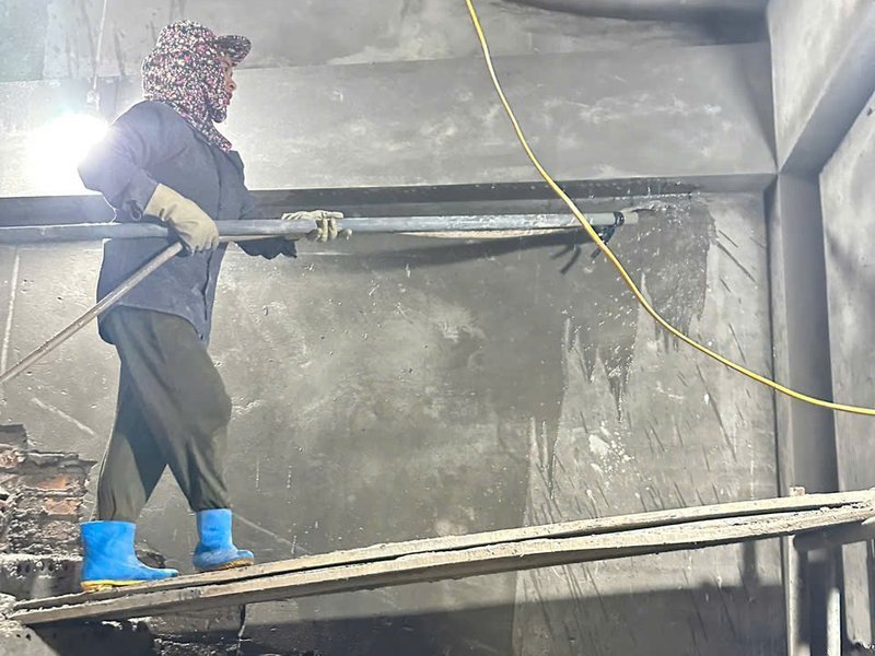 Thợ Nhà Mộc phun trát hoàn thiện bề mặt tường trong nhà tại công trình Sơn Đồng, Hoài Đức