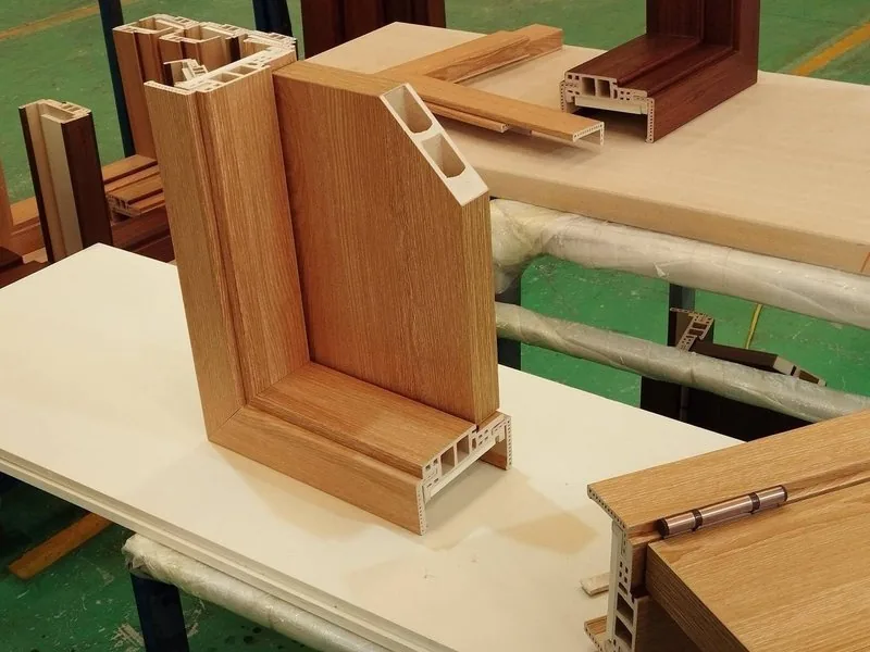 Mẫu khung cửa nhựa gỗ composite cắt lộ lõi để xem độ dày