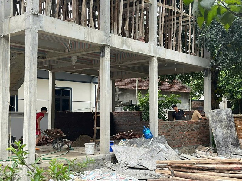 Khung cột dầm bê tông nhà 3 tầng đang thi công tại Đoài Phương, Sơn Tây — Nhà Mộc thi công