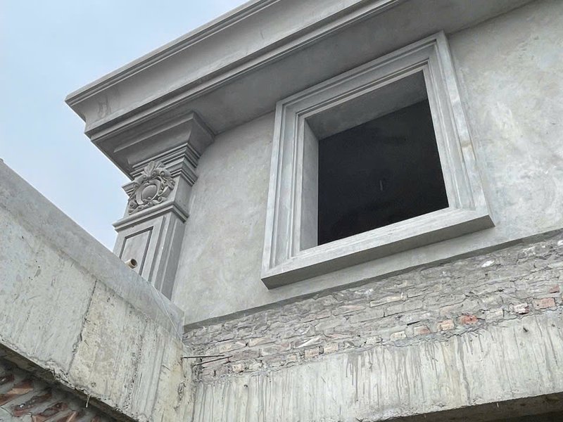Phào khung cửa sổ và diềm mái đắp xi măng trên biệt thự tân cổ điển tại Dương Liễu, Hoài Đức — Nhà Mộc thi công