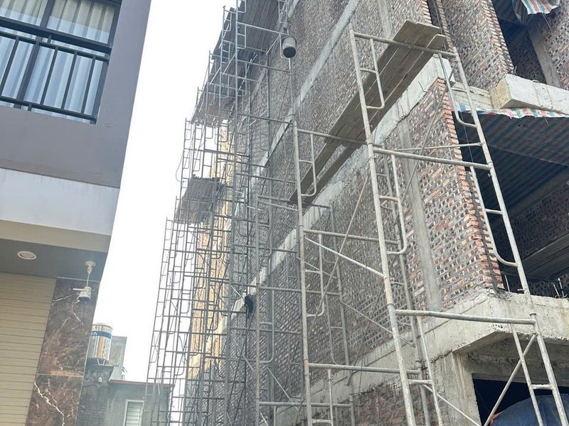 Nhà phố đang xây thô với giàn giáo tại Sơn Đồng, Hoài Đức — Nhà Mộc thi công
