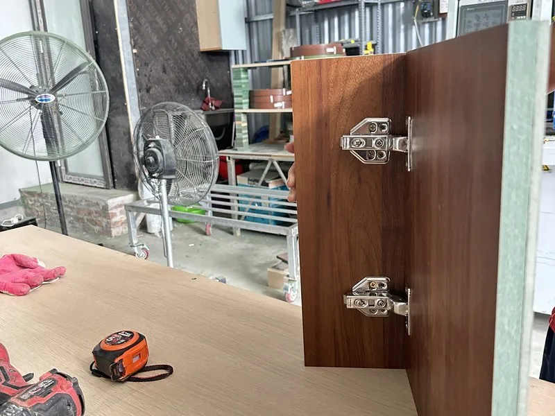 Cánh tủ bếp lắp thử kiểm tra bản lề trước khi bàn giao