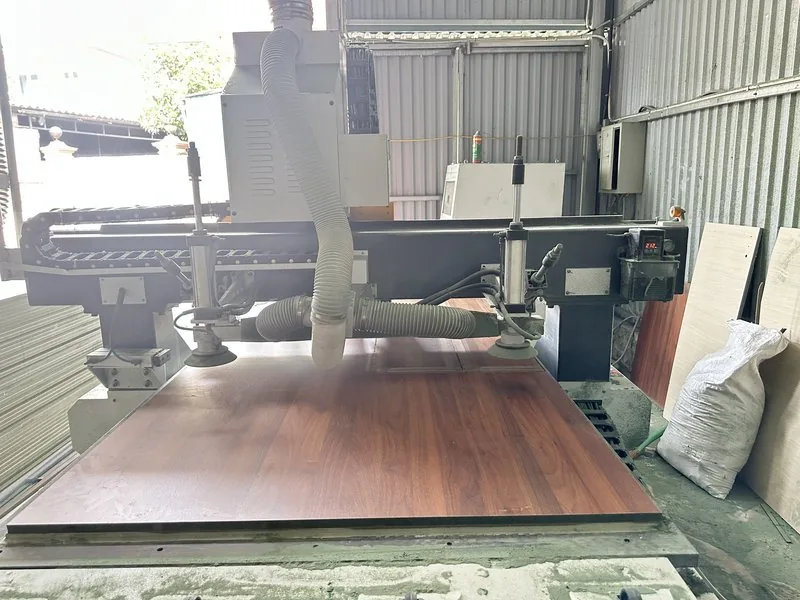 Máy CNC cắt ván gỗ công nghiệp tại xưởng nội thất Nhà Mộc