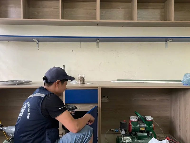 Thợ Nhà Mộc lắp bàn học và kệ gỗ đóng tại xưởng