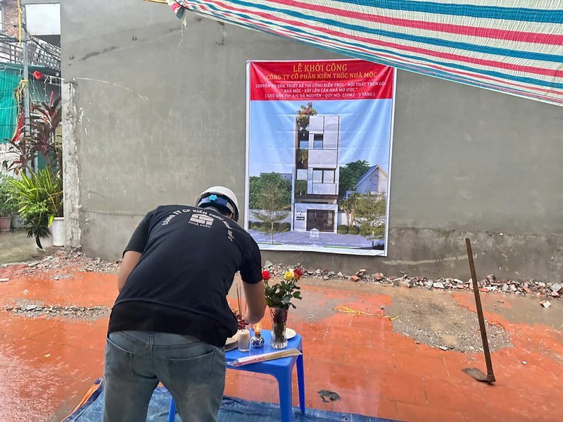 Thắp hương tại bàn lễ động thổ trước khi khởi công công trình Chung Kỳ, Hoài Đức