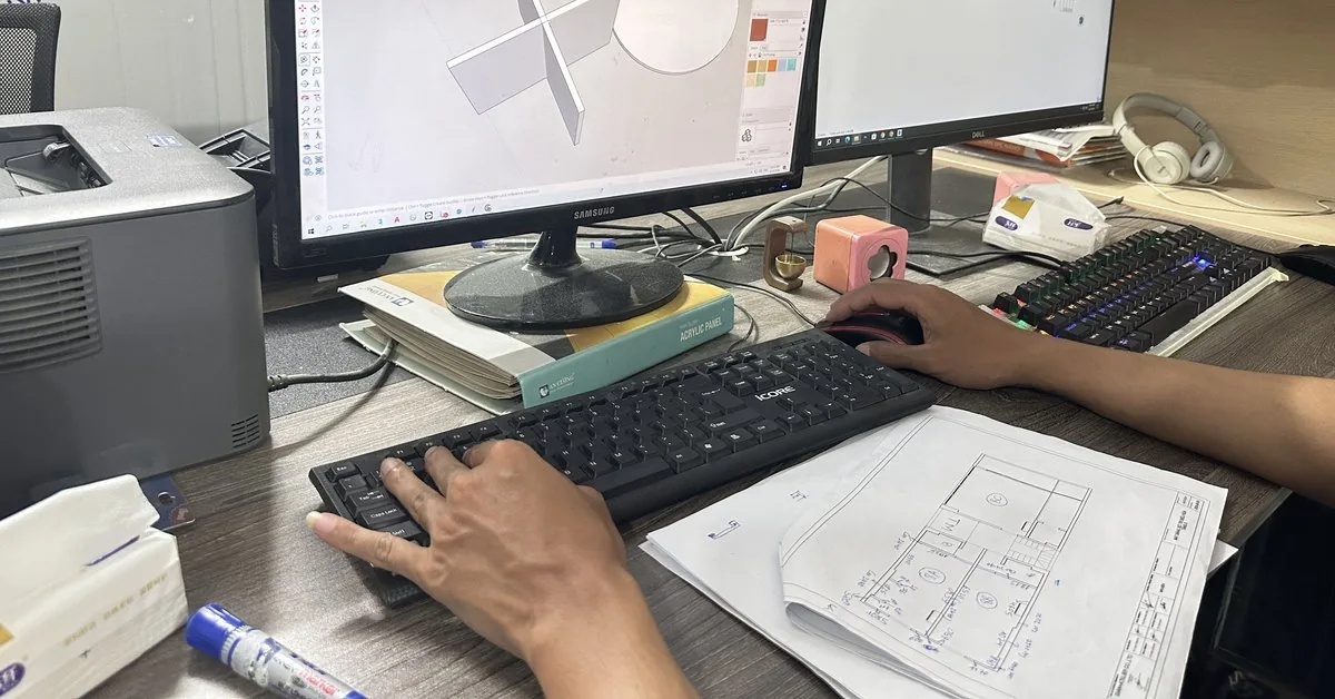 Kỹ thuật viên Nhà Mộc dựng bản vẽ mặt bằng trên phần mềm