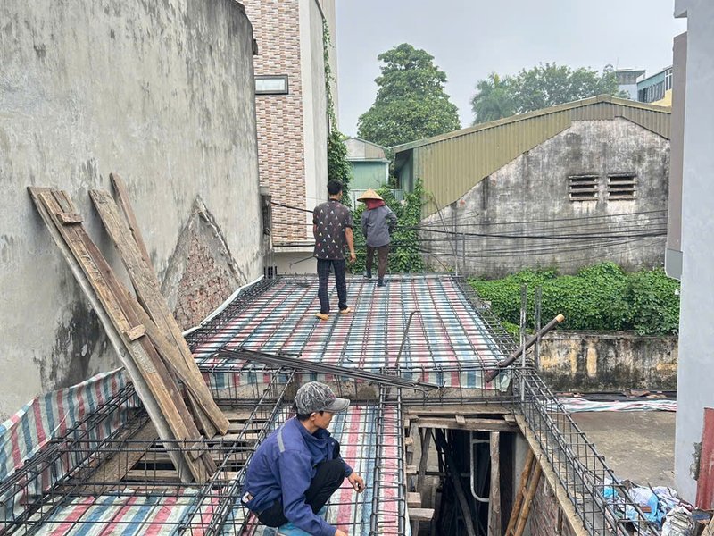 Thợ ghép ván khuôn và buộc thép sàn tầng trên tại công trình Sơn Đồng, Hoài Đức — Nhà Mộc thi công