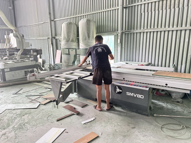 Thợ Nhà Mộc đứng máy cưa panel SMV8D cắt ván theo kích thước bản vẽ