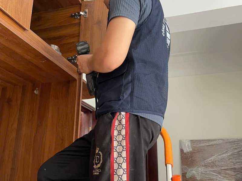 Thợ Nhà Mộc lắp hệ tủ gỗ tại nhà khách