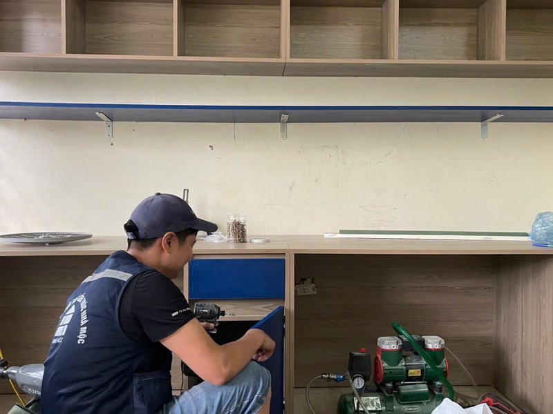 Thợ Nhà Mộc lắp tủ và bàn học đóng theo kích thước thật tại nhà khách