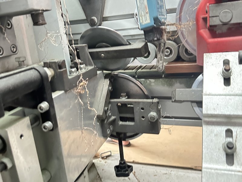 Máy dán cạnh tự động tại xưởng Nhà Mộc — cận cảnh cụm dẫn nẹp và dao xén