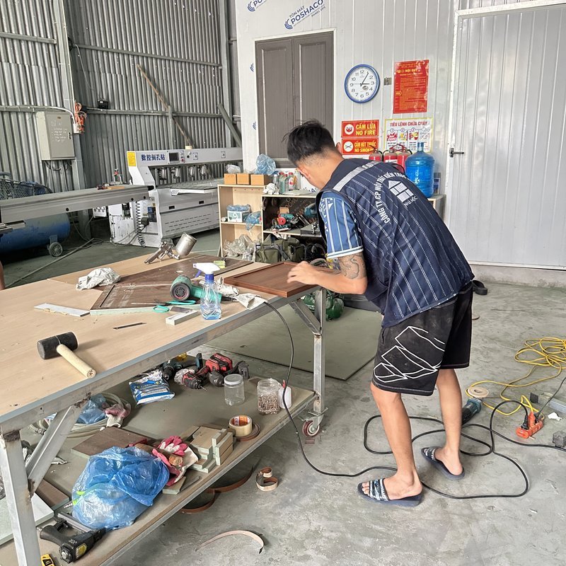 Thợ Nhà Mộc thao tác hoàn thiện cánh tủ tại xưởng Cát Quế, Dương Hoà