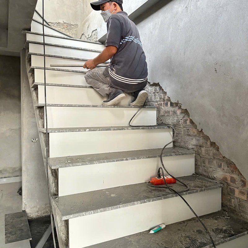 Thợ ốp bậc cầu thang tại công trình nhà phố Sơn Đồng, Hoài Đức — Nhà Mộc thi công