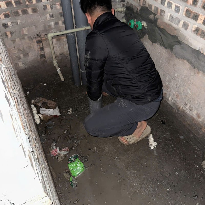 Thợ xử lý khu vệ sinh trước khi ốp lát tại công trình Sơn Đồng, Hoài Đức — Nhà Mộc thi công