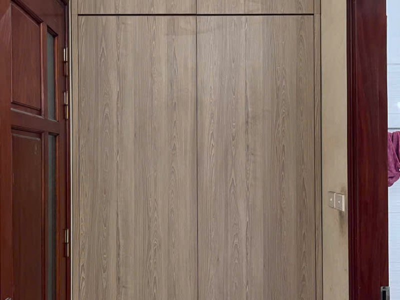 Tủ âm tường kịch trần lọt hốc, lắp tại nhà khách của Nhà Mộc