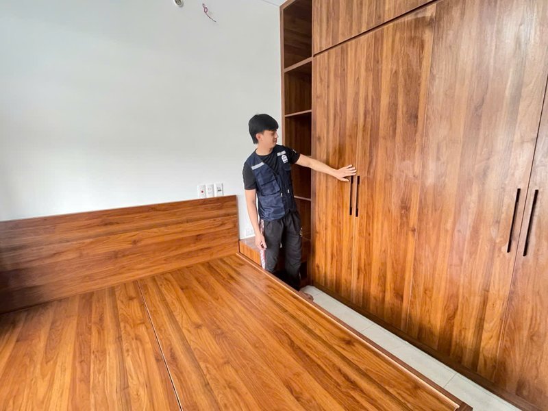 Tủ quần áo gỗ kịch trần chạy hết mặt tường, thợ Nhà Mộc lắp tại nhà khách