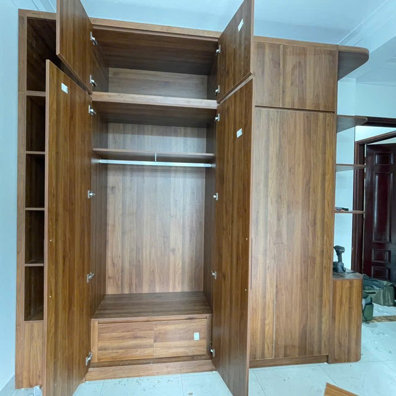 Tủ quần áo gỗ vân mở cánh, chia khoang treo và ngăn kéo, lắp tại nhà khách của Nhà Mộc
