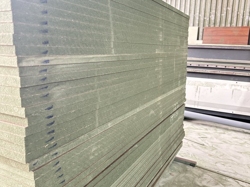 Ván HMR lõi xanh chống ẩm xếp tại xưởng Nhà Mộc, chờ kiểm trước khi gia công