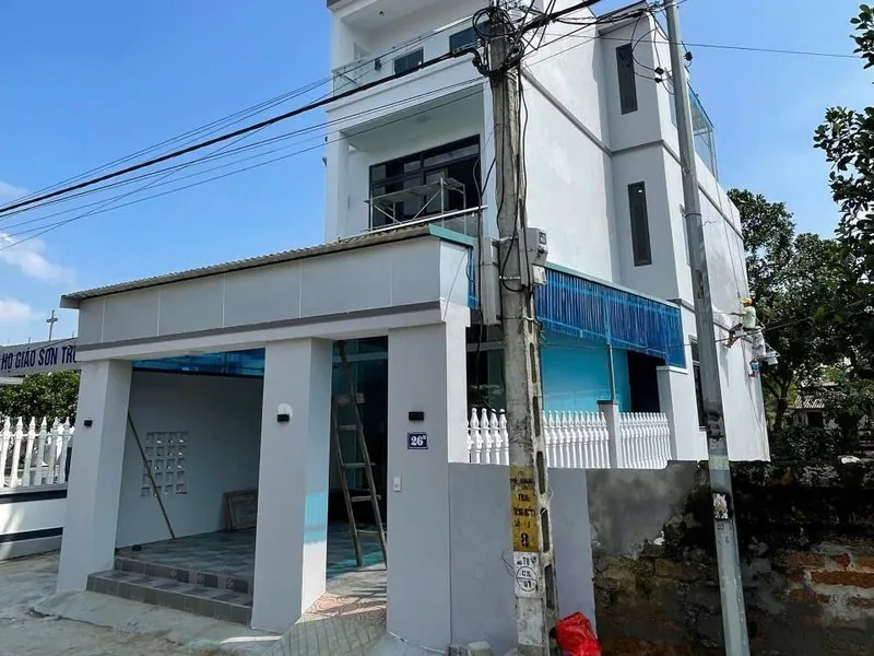 Mặt tiền nhà 3 tầng Đoài Phương có hiên sâu và mái đua che nắng