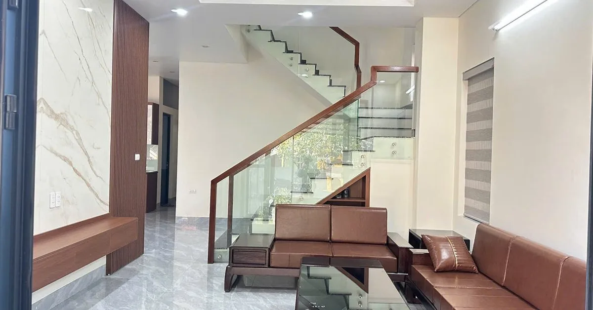 Phòng khách nhà 2 tầng tại Cát Quế, Hoài Đức ốp đá vân trắng
