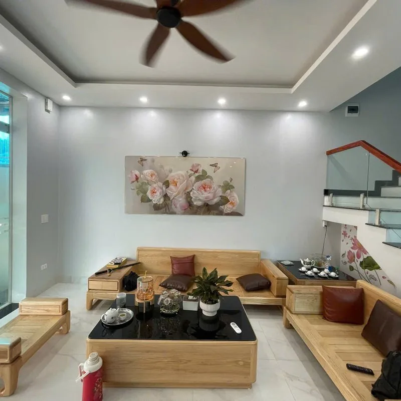 Phòng khách nhà 3 tầng tại Đoài Phương tông gỗ sáng, sofa gỗ thấp