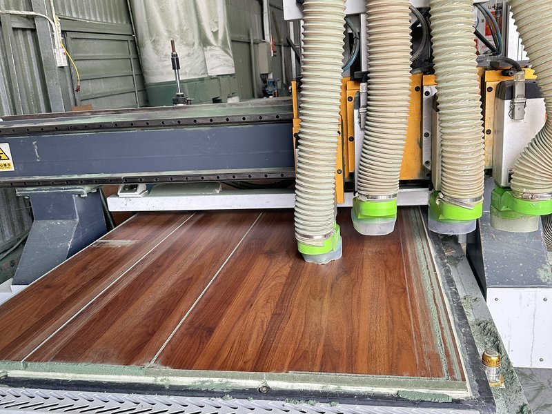 Máy CNC cắt gỗ công nghiệp tại xưởng nội thất Nhà Mộc