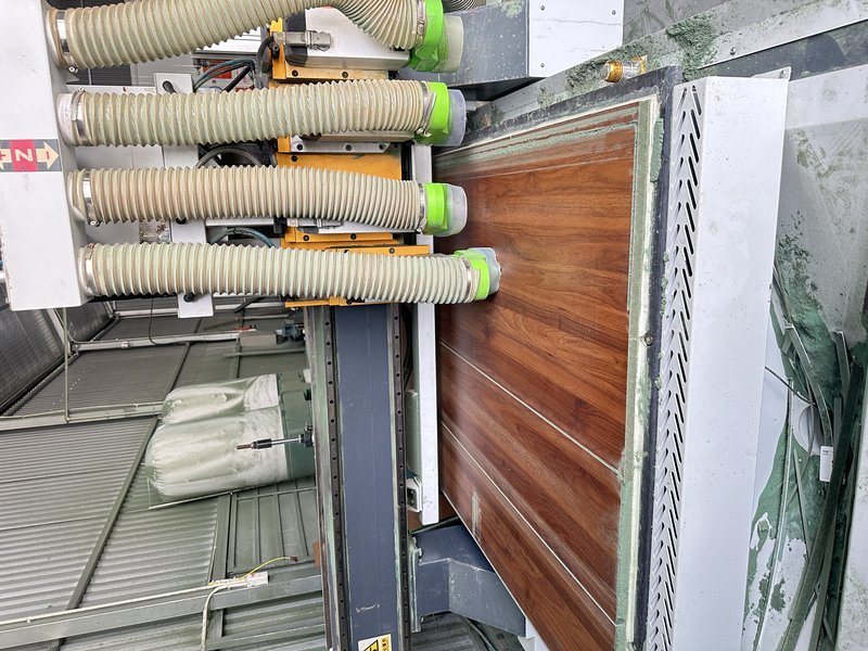 Máy CNC cắt gỗ công nghiệp tại xưởng nội thất Nhà Mộc