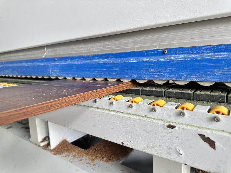 Máy dán cạnh tự động hoàn thiện mép ván tại xưởng Nhà Mộc