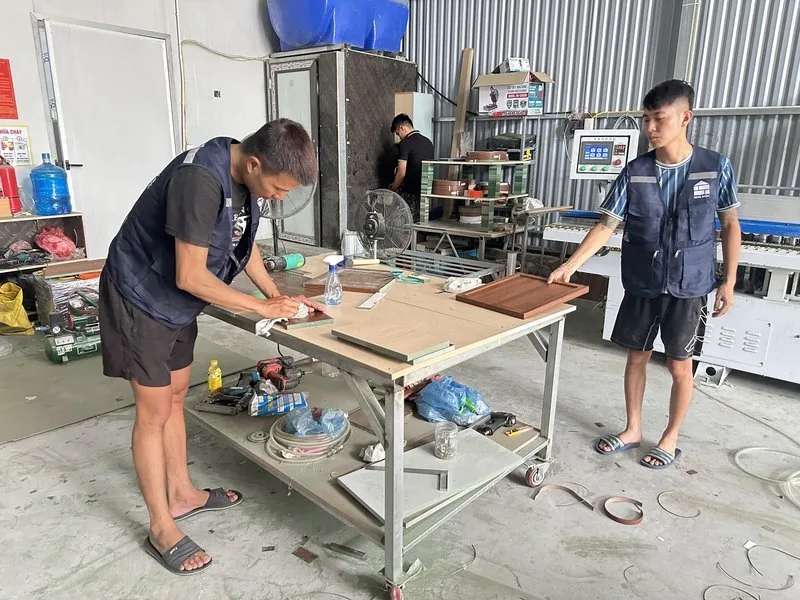 Thợ Nhà Mộc gia công cánh tủ tại xưởng Cát Quế, Dương Hoà