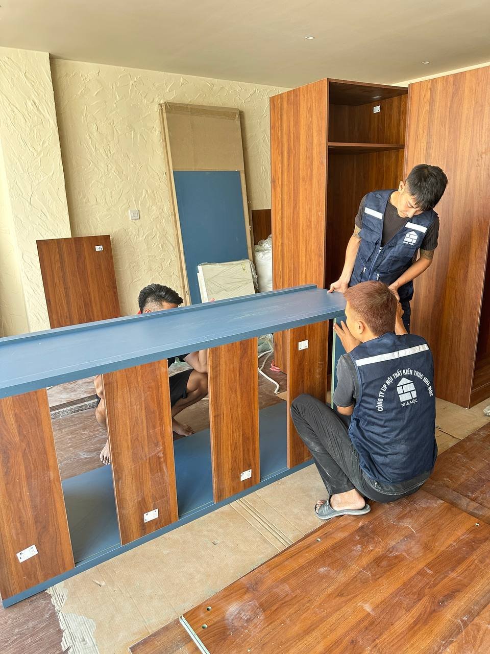 Thợ NHÀ MỘC lắp tủ quần áo tại nhà phố vừa xây xong ở Hà Nội
